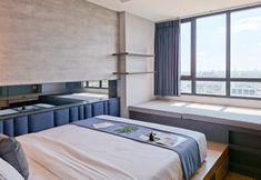 침실 2 Trendy 1BR at Collins Boulevard Apartment By Travelio
