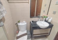 In-room Bathroom 6 2BR near Marvell City Mall at Apartment Linden By Travelio