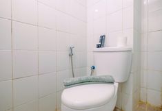 ห้องน้ำภายในห้อง 7 Cozy Living and Simple Studio at Dramaga Tower Apartment By Travelio