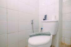 ห้องน้ำภายในห้อง Cozy Living and Simple Studio at Dramaga Tower Apartment By Travelio