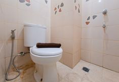 客房浴室 6 Homey Studio near Teras Kota BSD at Serpong Greenview Apartment By Travelio