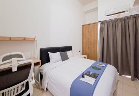 Bilik Tidur Homey Studio near Teras Kota BSD at Serpong Greenview Apartment By Travelio