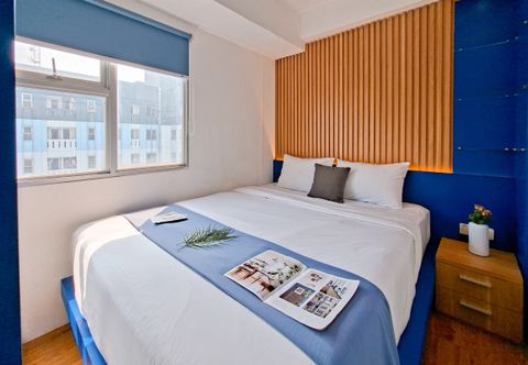 Bedroom Pop Color Touch and Modern 2BR at Urbantown Serpong Apartment By Travelio