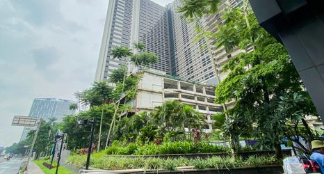 Bangunan 2 Cozy and Functional 1BR at Collins Boulevard Apartment By Travelio