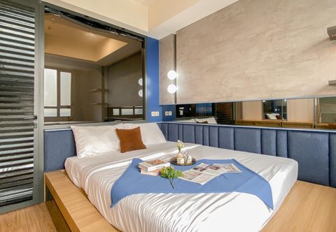 Kamar Tidur Cozy and Functional 1BR at Collins Boulevard Apartment By Travelio