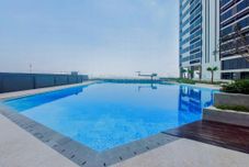 Kolam Renang Cozy and Functional 1BR at Collins Boulevard Apartment By Travelio