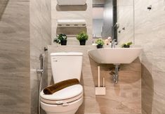 Toilet Kamar 6 Cozy and Functional 1BR at Collins Boulevard Apartment By Travelio