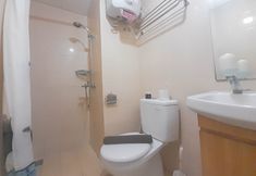 客房浴室 5 Modern 2BR near UNPAR at Parahyangan Residence Apartment by Travelio