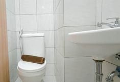 In-room Bathroom 7 Basic Studio (No Kitchen) at Bandaraya Apartment - Tallasa City Makassar By Travelio