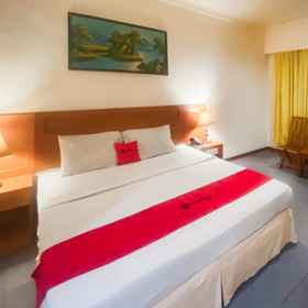 Bedroom 1 RedDoorz Plus @ Plaza Hotel Tanjung Pinang, Busana Cinta Hotels