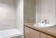 客室内バスルーム 6 Minimalist and Enjoy Living 1BR Apartment Vasanta Innopark By Travelio