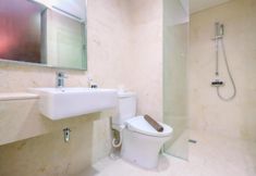 客房内浴室 7 Modern and Good Deal 2BR Ciputra World 2 Apartment By Travelio