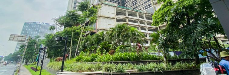 Lobby Cozy Living and Trendy 1BR at Collins Boulevard Apartment By Travelio