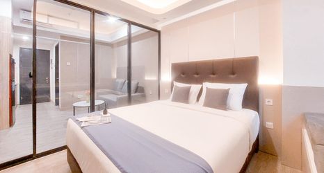 Bedroom 2 Cozy Living and Trendy 1BR at Collins Boulevard Apartment By Travelio