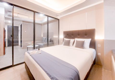 Bedroom Cozy Living and Trendy 1BR at Collins Boulevard Apartment By Travelio