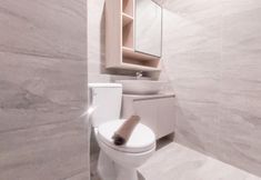 In-room Bathroom 6 Cozy Living and Trendy 1BR at Collins Boulevard Apartment By Travelio