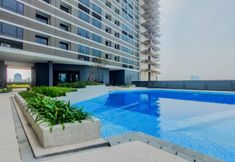 Swimming Pool 7 Cozy Living and Trendy 1BR at Collins Boulevard Apartment By Travelio
