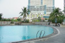 Swimming Pool Tidy and Basic Studio near Station at Margonda Residence 2 Apartment By Travelio