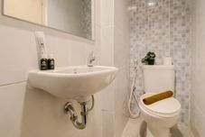 In-room Bathroom Classic and Good Studio at Tokyo Riverside PIK 2 Apartement By Travelio
