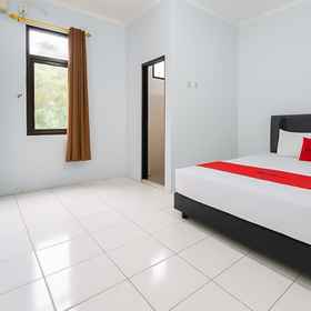 Bedroom 1 RedDoorz Syariah @ Guest House Samira, ロレナ チルボン支店 ホテル