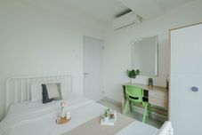 臥室 Spacious and Cozy 2BR near Mall at Grand Kamala Lagoon Apartment By Travelio