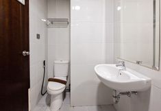 客室内バスルーム 7 Wooden Tone Studio at Casa de Parco Apartment By Travelio