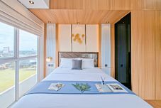 客室内バスルーム Wooden Tone Studio at Casa de Parco Apartment By Travelio