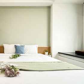 Bedroom 1 Comfy Ivory Studio at Collins Boulevard Apartment By Travelio, โรงแรม & ที่พัก Sektor 1D Gading Serpong