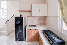 Toilet Kamar Modern and Warm 4BR Apartment at Guest House Vanya Park By Travelio