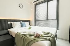 침실 Homey and Restful Studio at Sky House Alam Sutera Apartment By Travelio