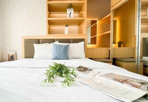 Bilik Tidur Wooden Tone minimalist 2BR at Tokyo Riverside PIK 2 Apartment By Travelio