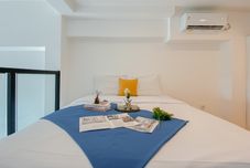 Bedroom Modern and Simple Studio at Apartment Kingland Avenue By Travelio