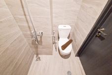 In-room Bathroom Comfy and Good Studio at Collins Boulevard Apartment By Travelio