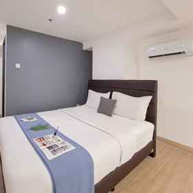 Bedroom 1 Cozy Stay Studio Loft at Collins Boulevard Apartment By Travelio, Sektor 1D Gading Serpong Hotels