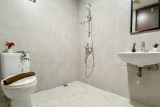 In-room Bathroom Enjoy Living and Comfy Studio at Apartment Pollux Chadstone By Travelio