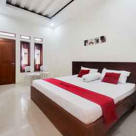 Bedroom 1 RedDoorz @ Pondok Zalfa Pangandaran, Hotel Pantai Barat