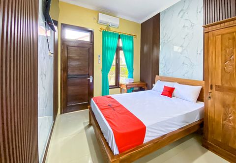 Bedroom RedDoorz Syariah Permata Inn near Alun-Alun Cilacap