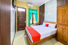 Bedroom RedDoorz Syariah Permata Inn near Alun-Alun Cilacap