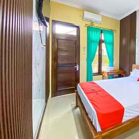 Bedroom 1 RedDoorz Syariah Permata Inn near Alun-Alun Cilacap, Mushola Al Huda Majenang Cilacap Hotels