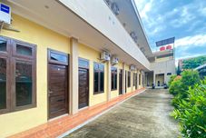 Exterior RedDoorz Syariah Permata Inn near Alun-Alun Cilacap