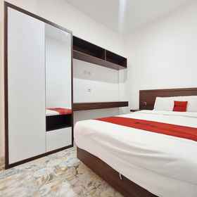 Bedroom 1 RedDoorz Syariah @ Zahra Homestay Maguwoharjo, Pasar Sorogedug Hotels