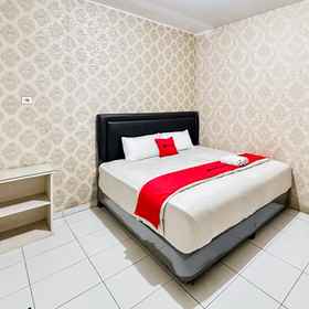 Bedroom 1 RedDoorz near RS Columbia Asia Aksara Medan, International Church Medan Hotels