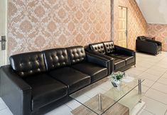 Lobby 2 RedDoorz near RS Columbia Asia Aksara Medan