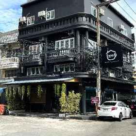 โฮสเทล เฟรนด์ส สเตชั่น ตึกคอม & คาเฟ่ 1, โรงแรม & ที่พัก MuNasir Pool Cafe