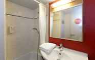 In-room Bathroom 3 B&B Hôtel NANTES Parc Expos La Beaujoire