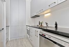 อื่นๆ 7 Renovated Apt with huge deck & car park - by Urban Butler