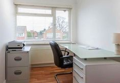 Others 7 Plush Holiday Home in Slough Near Windsor Castle