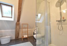 Others 5 Renovated box bed Farmhouse With Viewing Towers Over the Thousand Lake Area