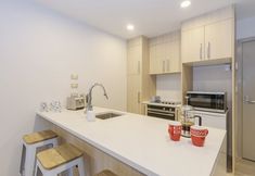 Others 6 Sky Tower Right Next Door!! Spacious, Modern