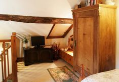 Others 4 Vintage Holiday Home at Clappersgate District With Fireplace